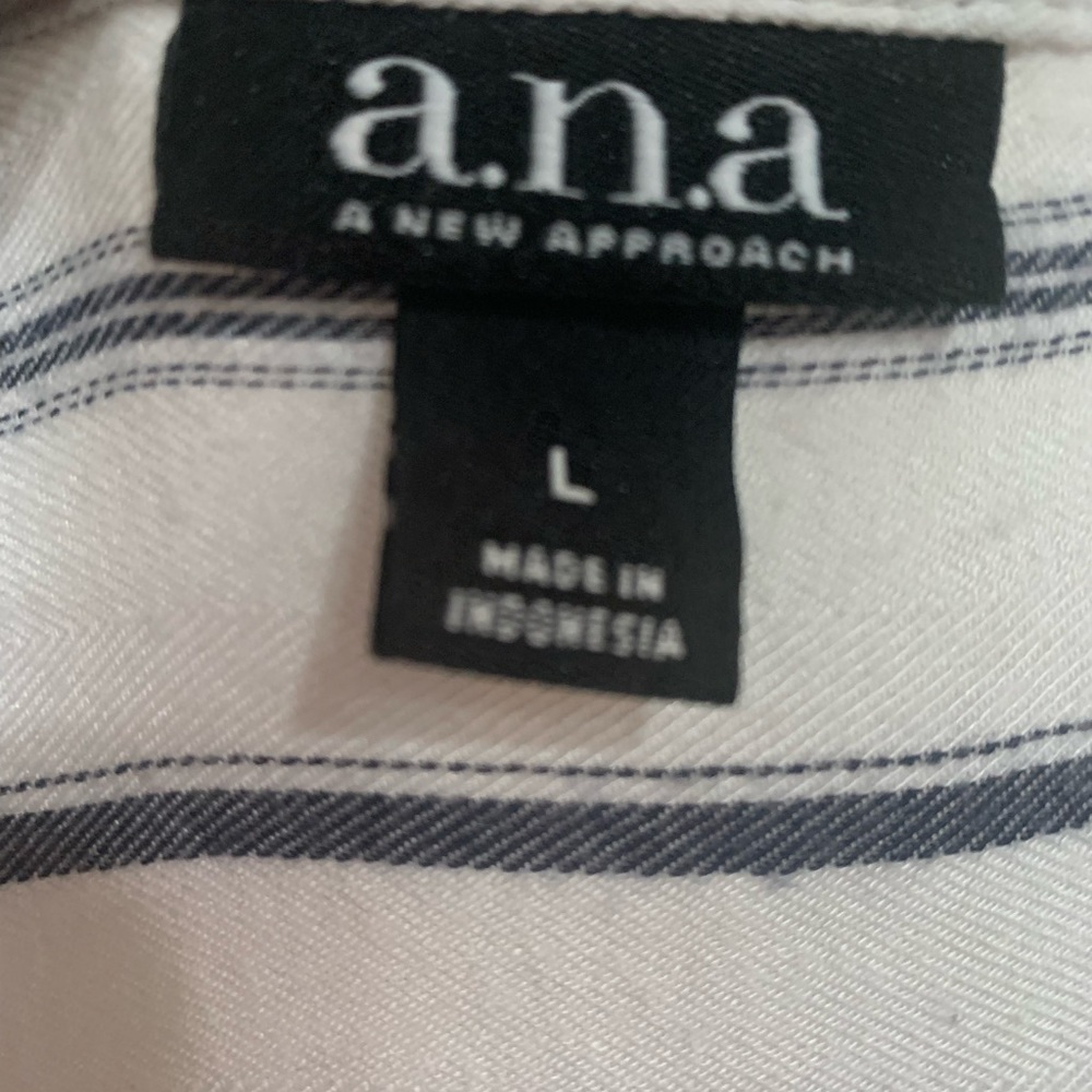 A.N.A. Black and White Short-sleeve Button Down Blouse size Large - Picture 4 of 4